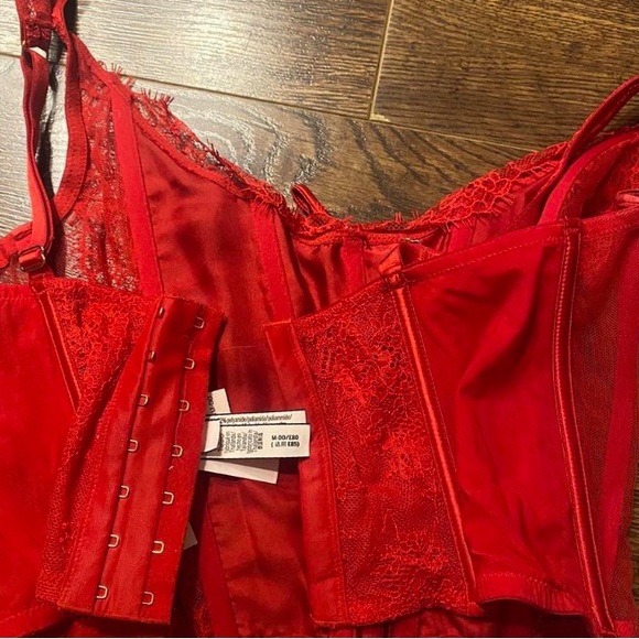 Red Victoria secret corset - Picture 3 of 4